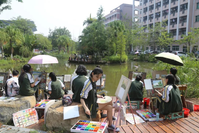 东莞市第五高级中学学生在校园中上美术课。受访者供图