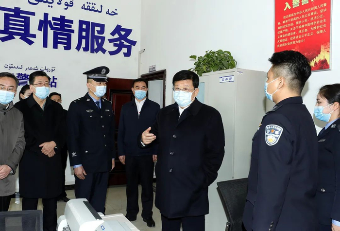 3月19日至24日，国务委员、公安部党委书记、部长赵克志在新疆调研。图为赵克志在吐鲁番市高昌区公安局财富便民警务站，深入了解警务站力量编成、装备配备、运行机制和辖区治安情况。满博 摄影