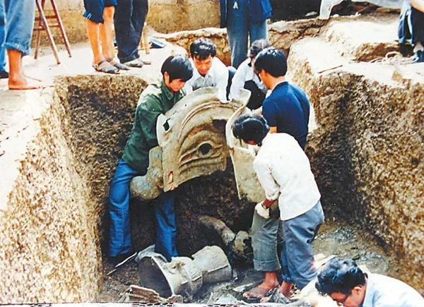 当年的三星堆祭祀坑发掘现场 资料图