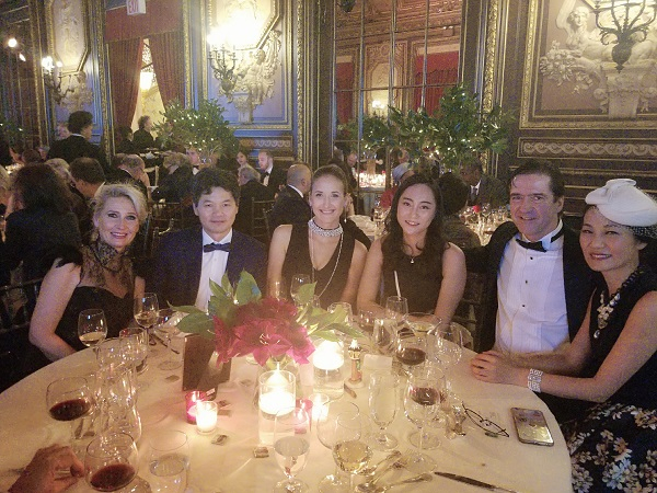 图说：与芬兰驻联合国大使，现任芬兰副国务卿（右二）等合影