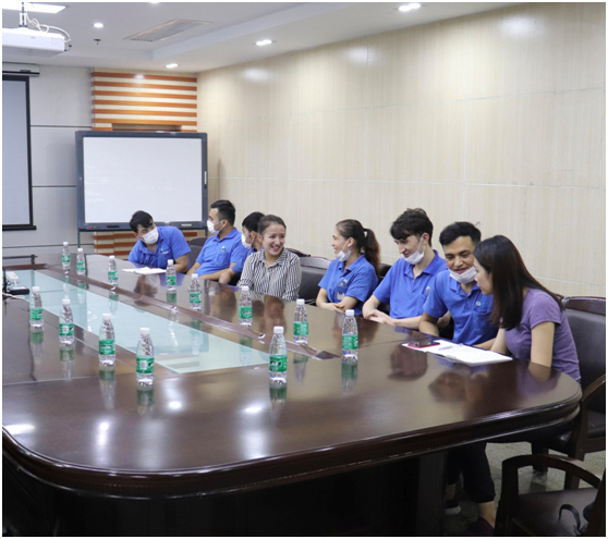 报告作者之一尼罗拜尔·艾尔提（右五）与新疆少数民族工人交流。