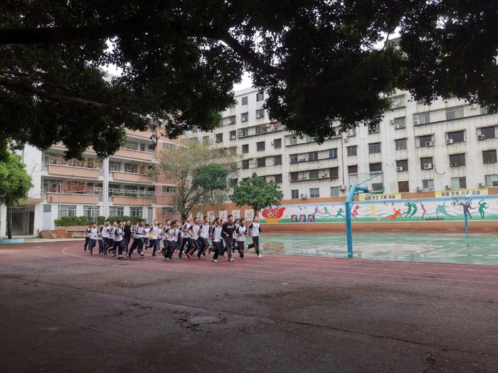 石龙三中学生在课间跑操。本报记者邓瑞璇摄