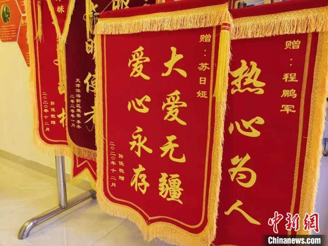 图为苏日娅和她的同事获得的锦旗。 乌娅娜 摄