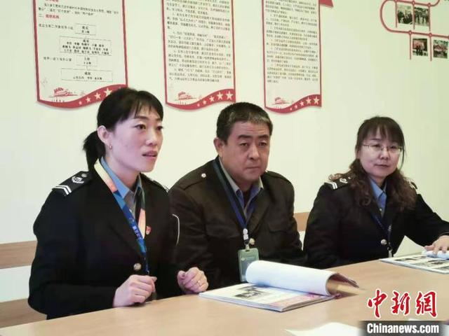 图为“苏日娅创新工作室”里的交流活动。 乌娅娜 摄