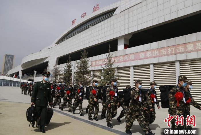 图为新兵到达西宁火车站。　马铭言 摄