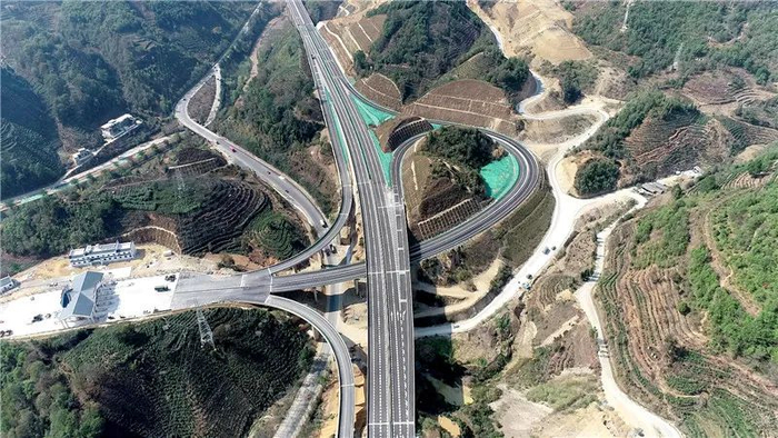 昌保高速温泉互通 张国君 摄