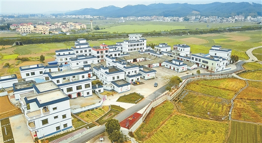 覃塘区覃塘街道龙凤村丘屋屯乡村风貌焕然一新。 杨 喆/摄