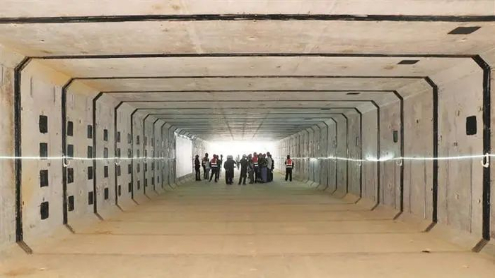 梅观高速清湖南段市政化改造综合管廊已完成顶管内部施工。 深圳晚报记者 张焱焱 摄
