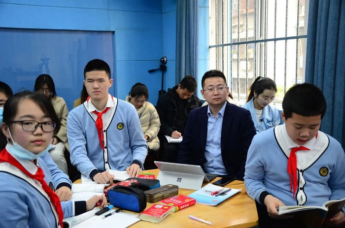 新村实验小学校长李青春走进成都市泡桐树小学课堂 （央广网发 重庆江北新村实验小学供图）
