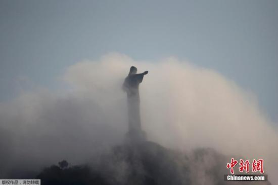 当地时间2016年8月9日，巴西里约热内卢，巴西基督山上的耶稣像被云雾包围，若隐若现。