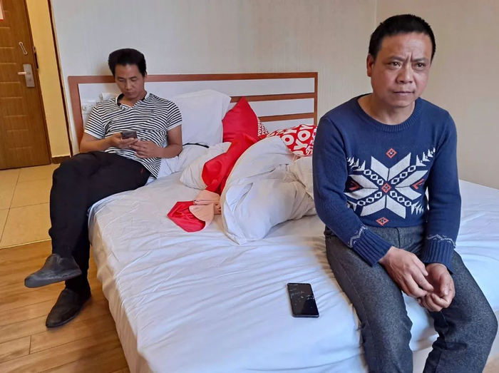 ■3月25日，李树全和钟丁酉再次来到广州增城等待开庭。新快报记者黄嘉丰摄