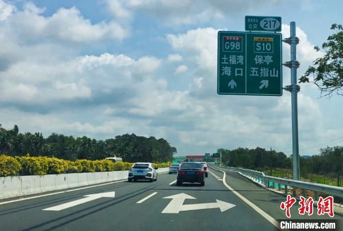 山海高速衔接起了中线高速与海南环岛高速东线。　王晓斌 摄