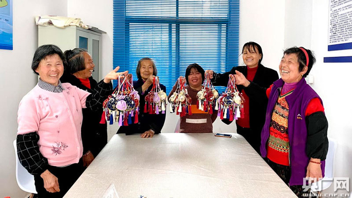 黄家村脱贫户展示制作的迷迭香香包