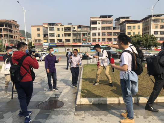 ▲3月26日早上九点，申军良就来到法院门前。王翀鹏程摄