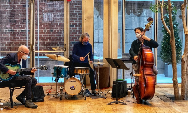 图11：2021年2月19日，重开的摩根博物馆延续了每周五室内乐慈善义演的惯例。戴着口罩的乐手在演奏爵士乐。