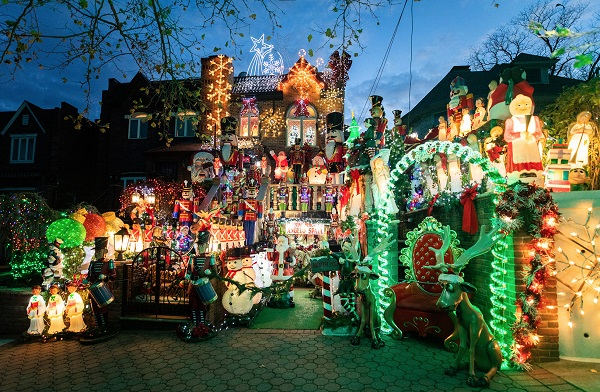 图4：2021年1月1日，纽约“戴克灯彩”创始者露西家的圣诞彩灯，格外夺目。