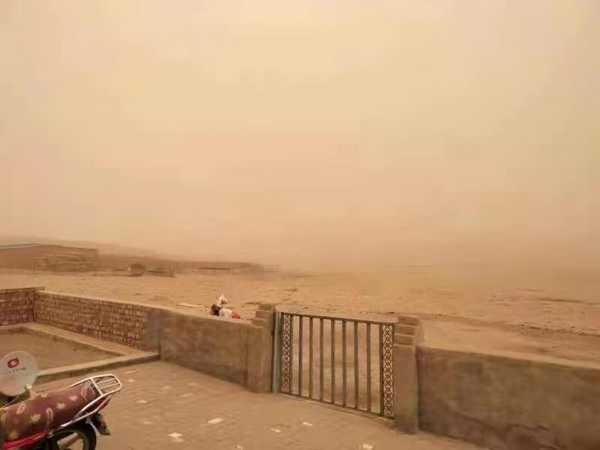 包头市达茂旗北部已出现强沙尘暴天气（央广网发 查干哈达 苏木格日勒摄）