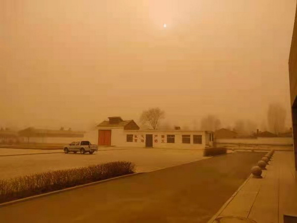 　沙尘中的巴彦淖尔市乌拉特中旗本站（央广网发 贾月涛摄）