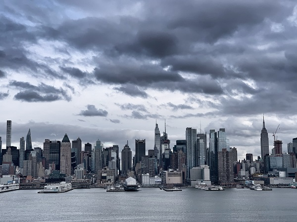 图1：2021年1月16日。从新泽西隔着哈德逊河眺望曼哈顿，可见沿河诸多轮渡码头。由于疫情，渡船减班，河道清冷。不少人搬离纽约市区，令对岸新泽西州的房市大涨。（本文图片除两处网页截图外均为作者拍摄）