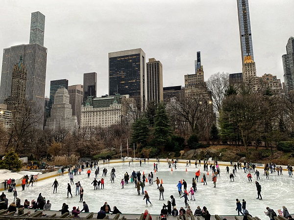 图2：2021年1月1日，曼哈顿中央公园内的沃尔曼溜冰场。旗杆下残留很小一行字，写着承建商“特朗普”的名字。