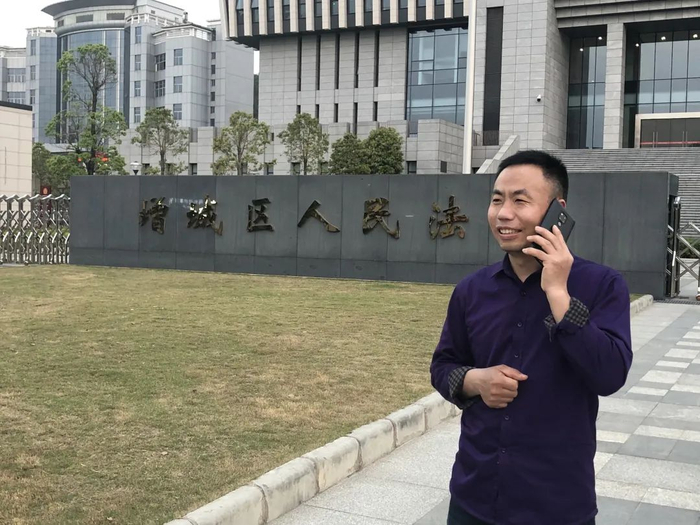 ▲3月25日，申军良提前来到法院询问情况。王翀鹏程摄