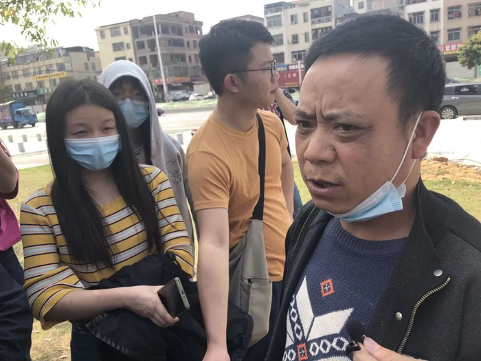 ▲还没找到孩子的钟丁酉庭后发表感言。王翀鹏程摄