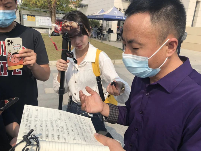 ▲3月26日下午，申军良向媒体复述庭审情况。王翀鹏程摄