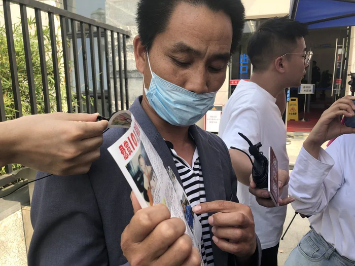 ▲还没找到孩子的李树全向大家介绍孩子的情况。王翀鹏程摄