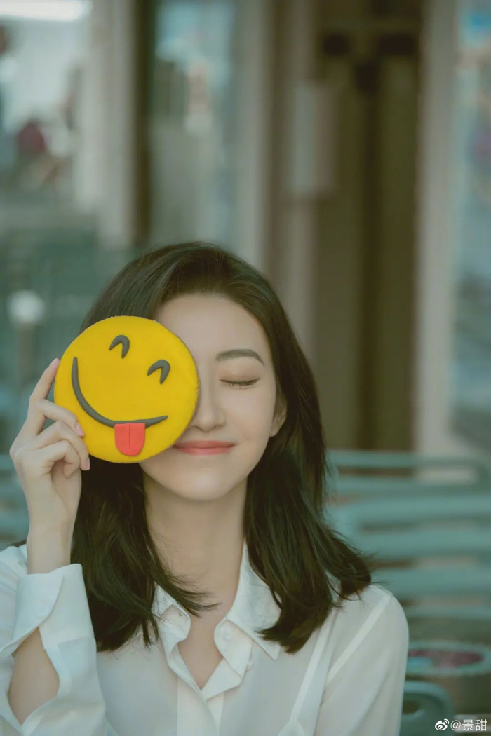 ▲景甜形容自己30岁之前的人生太过“紧迫”，所以很向往把每天都过得开心一些。