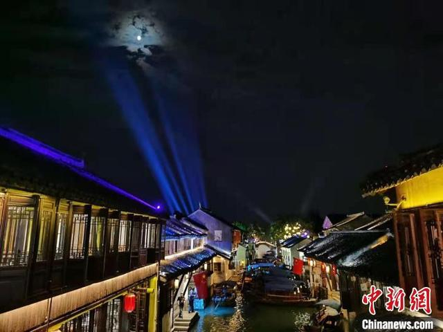 夜间的江南水乡有着与白天不一样的风味。（资料图） 钟升 摄