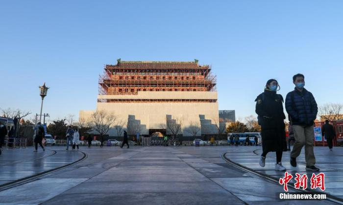 　　1月9日，北京正阳门箭楼保护修缮施工现场，脚手架和围挡已搭设，工程正在进行中。本次修缮施工将对房屋屋面、墙体、城台等构件整修加固。 中新社记者 贾天勇 摄