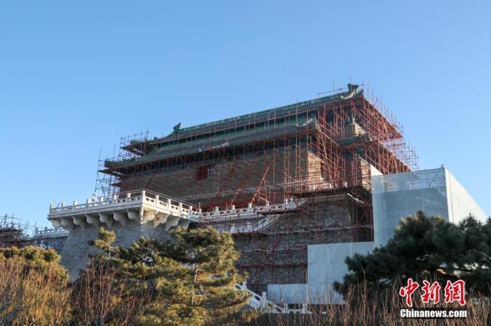 　　1月9日，北京正阳门箭楼保护修缮施工现场，脚手架和围挡已搭设，工程正在进行中。本次修缮施工将对房屋屋面、墙体、城台等构件整修加固。 中新社记者 贾天勇 摄