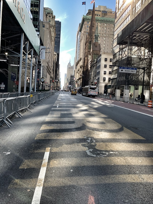 图7：2021年1月28日，纽约第五大道上移除护栏后的“黑命贵”标语。这条标语是2020年7月由纽约市长带领刷在地上的，之后长时间不允许人车通行。旁边是刚刚恢复营业的蒂凡尼旗舰店。