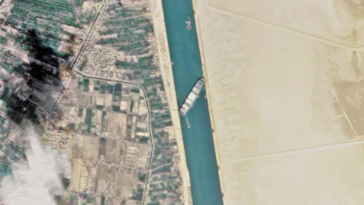 苏伊士运河堵塞航拍图片
