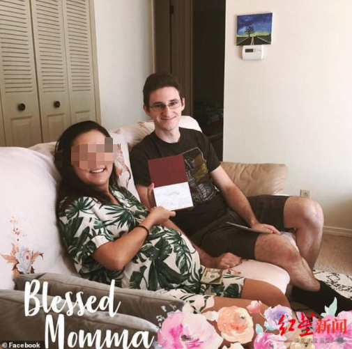 ▲季梦琪在怀孕后便辞去了在Nanova的工作，选择在家照顾女儿。图据《每日邮报》
