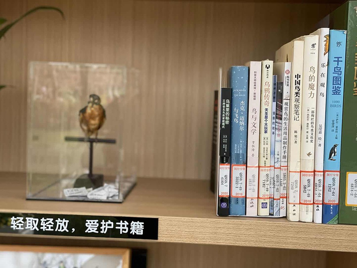 　　位于闵行区浦江郊野公园的城市书房浦江郊野馆是全市首个拥有昆虫园艺特色主题的城市书房，不仅有花卉园艺、昆虫植物专题的科普书籍千余册，还布置了科普展示区。