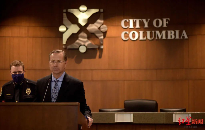 ▲25日晚，哥伦比亚市长布莱恩·特里斯和警察局长杰夫·琼斯表示，发现的骨骸可能是自2019年10月失踪的中国女性季梦琪的遗体。图据《哥伦比亚论坛报》