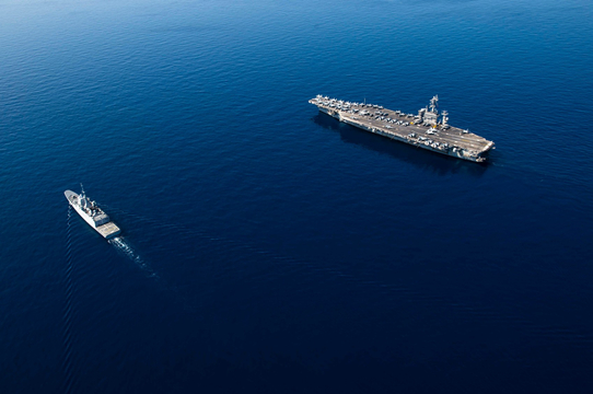 “艾森豪威尔”号和法国海军“阿基坦”级护卫舰在地中海并行 图源：美国海军