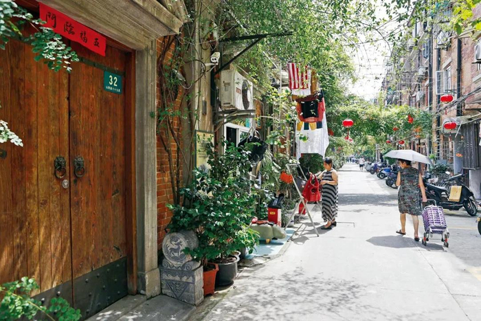 上海市中心典型的以英式联排别墅为建筑参照的石库门社区。图/麻耀刚