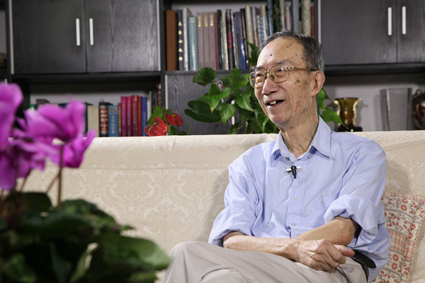 图说：2011年，谢毓元在家中接受采访 中科院上海药物所供图（下同）