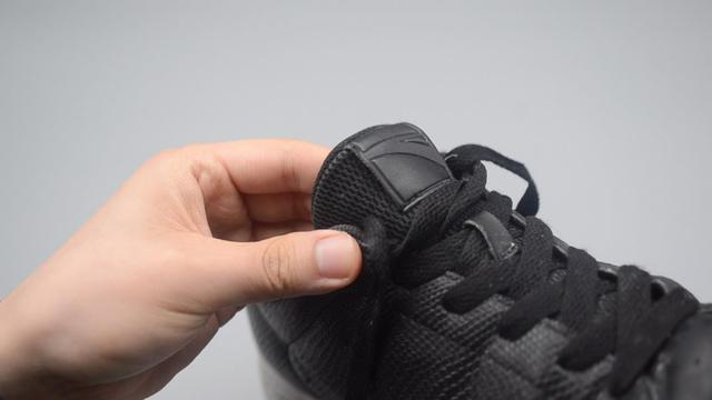 为什么鞋舌上面要有一块布标,有人鞋都穿烂了,也不知道正确用途