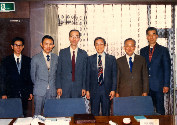 图说：1984年，上海药物所与日本全药株式会社签订合作协议（左三为谢毓元）