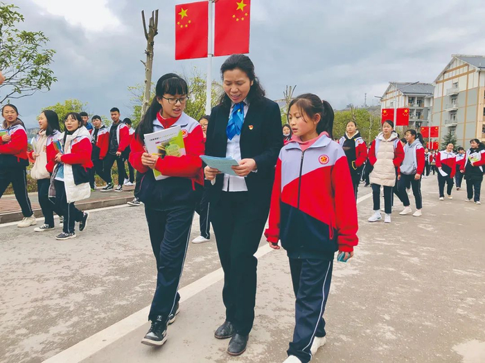 张维淑校长和孩子们一起走在上学路上 柯高阳 摄