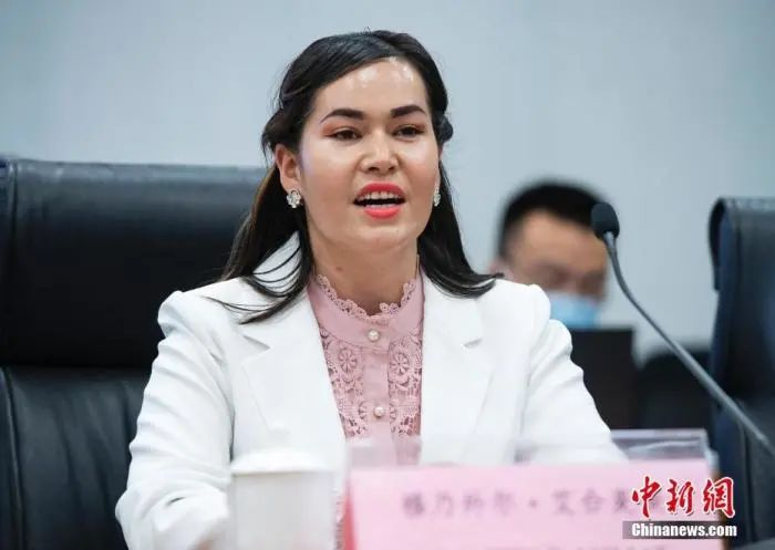 和田地区和田县的村妇联主席穆乃外尔·艾合麦提直斥“境外一些人成天就知道胡说八道”。&nbsp;中新社记者 侯宇 摄