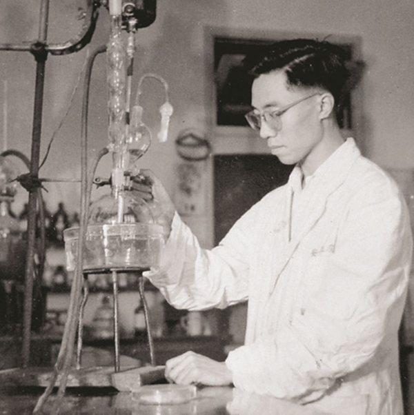 图说：1953年，谢毓元在上海药物所实验室