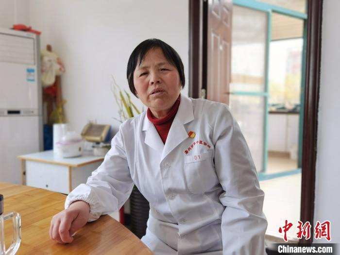 　　盲人中医师朱丽华周孙榆摄