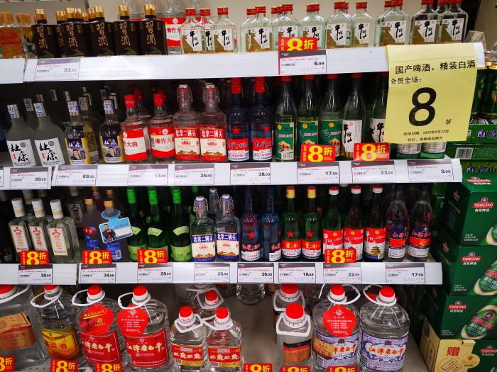 商超里的白酒促销，大部分是浓香型白酒 文静摄