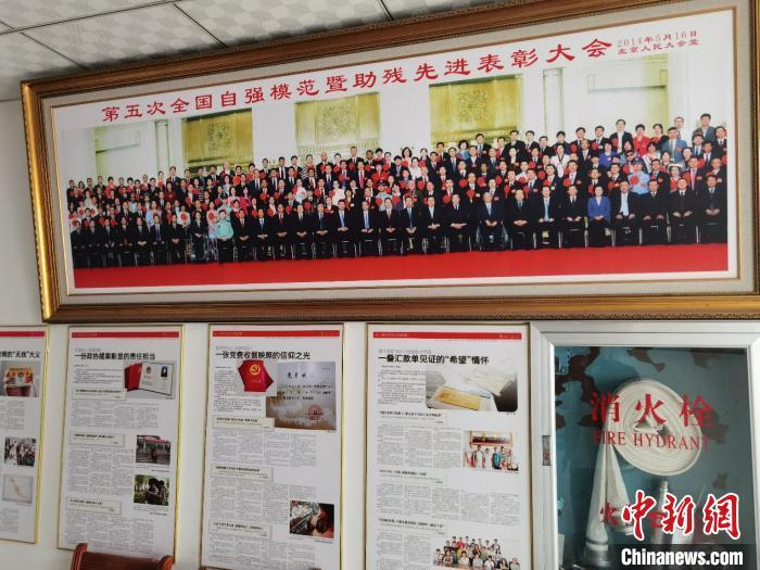 　　贴满荣誉与报道的诊所一角周孙榆摄