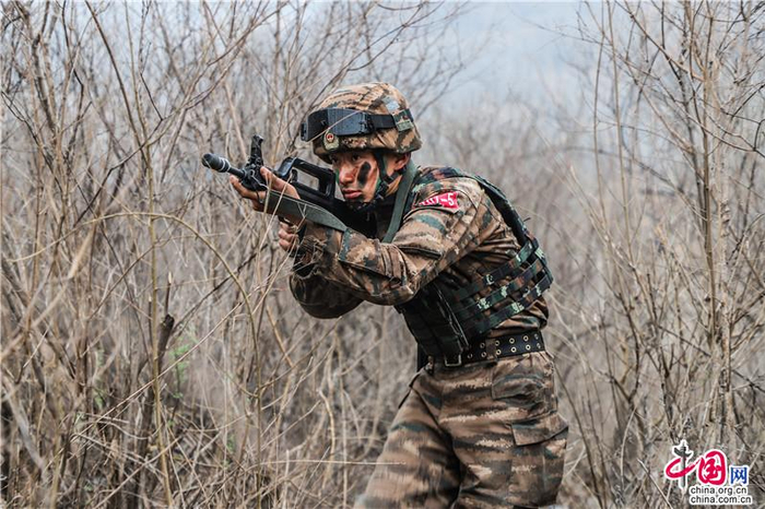 特战队员对复杂地形进行搜索。申鸿浩 摄