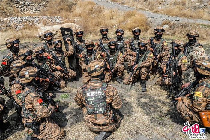 特战队员进行战法研究。王煜霖 摄